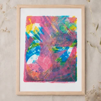 Lámina abstracta original realizada mediante gel printing, con tramas botánicas y capas de color rosa, azul, amarillo y verde.