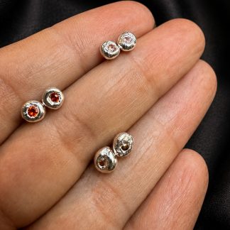 Pendientes pequeños circonita de color, pendientes mini de plata, Milagro Rousse