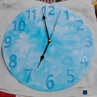 Reloj de pared en tonos azules