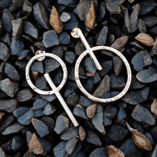 PENDIENTES ASIMETRICOS DE PLATA CON ARO Y BARRA, JOYERIA ASIMETRICA, JOYAS DE PLATA ARTESANALES, MILAGRO ROUSSE