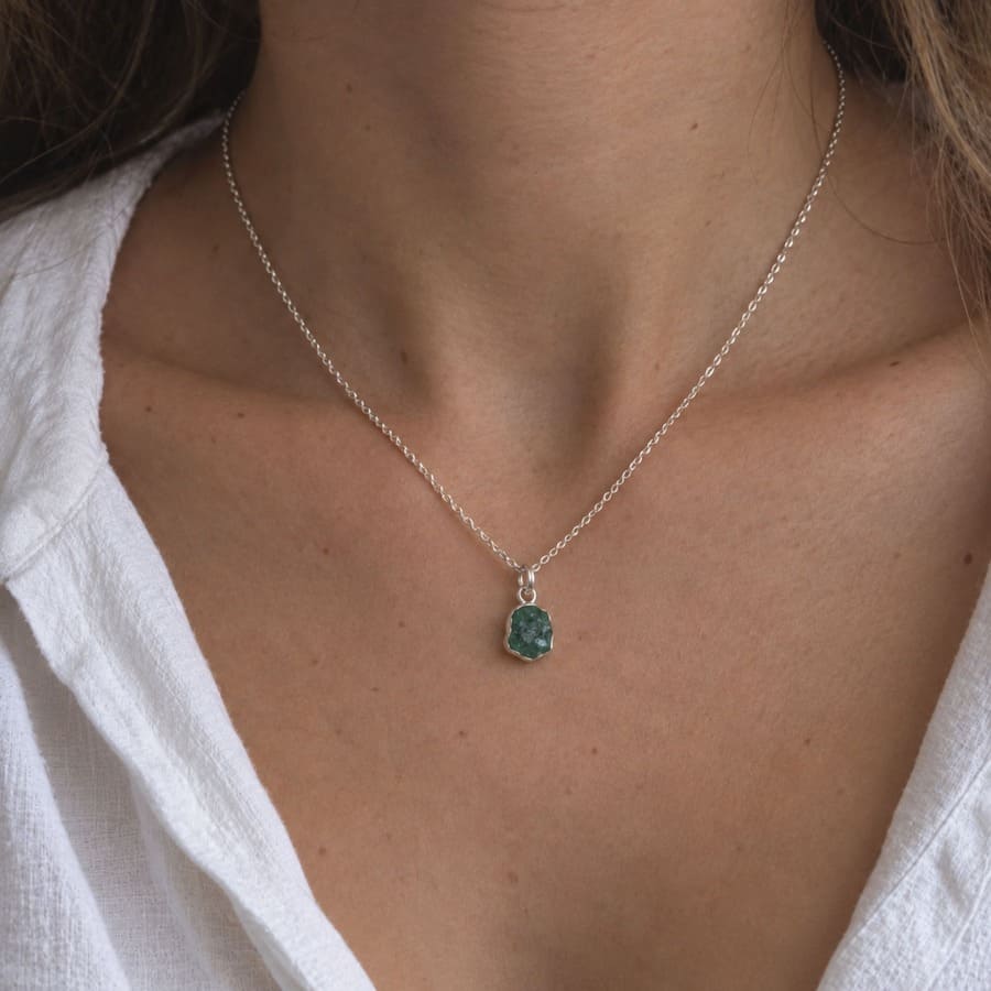 Colgante de Esmeralda en Bruto con Cadena de Plata 925 · <p class="p1"><span class="s1">Un pequeño colgante de esmeralda en bruto con cadena de plata 925 de 40 cm. Mide solo 8 × 8 mm y la piedra que aparece en las fotografías es exactamente la que recibirás.<b>a 925</b></span>, hecho a mano, ligero y discreto. Piedra de nacimiento de mayo, ideal como colgante pequeño para usar a diario o para hacer un regalo con significado.</p> · Tienda de simple para ArteLovers Market Colgante Esmeralda en Bruto Plata 925, esmeralda pequeña, Milagro Rousse