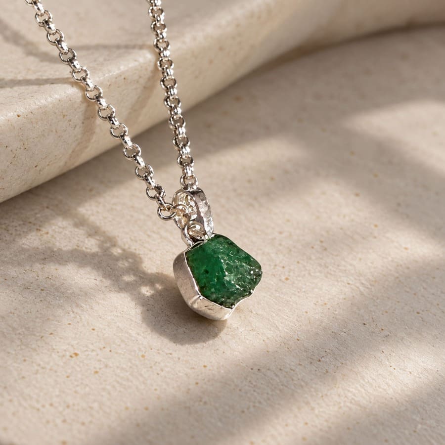Colgante de Esmeralda en Bruto con Cadena de Plata 925 · <p class="p1"><span class="s1">Un pequeño colgante de esmeralda en bruto con cadena de plata 925 de 40 cm. Mide solo 8 × 8 mm y la piedra que aparece en las fotografías es exactamente la que recibirás.<b>a 925</b></span>, hecho a mano, ligero y discreto. Piedra de nacimiento de mayo, ideal como colgante pequeño para usar a diario o para hacer un regalo con significado.</p> · Tienda de simple para ArteLovers Market Colgante de Esmeralda en Bruto con Cadena de Plata 925, Milagro Rousse