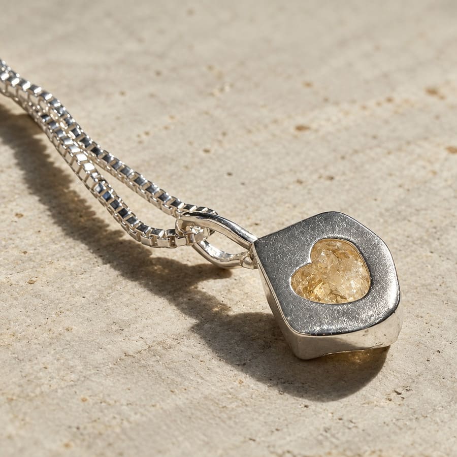 Colgante de Topacio Amarillo en Bruto de Plata 925 · <p class="p1">Colgante de Topacio Amarillo en Bruto de Plata 925 con cadena de 40 cm incluida. Una pieza única hecha a mano alrededor de un topacio imperial en bruto, cuya forma irregular hace que este colgante sea diferente a cualquier otro.</p> · Tienda de simple para ArteLovers Market Colgante de topacio amarillo en bruto con cadena de plata, Milagro Rousse