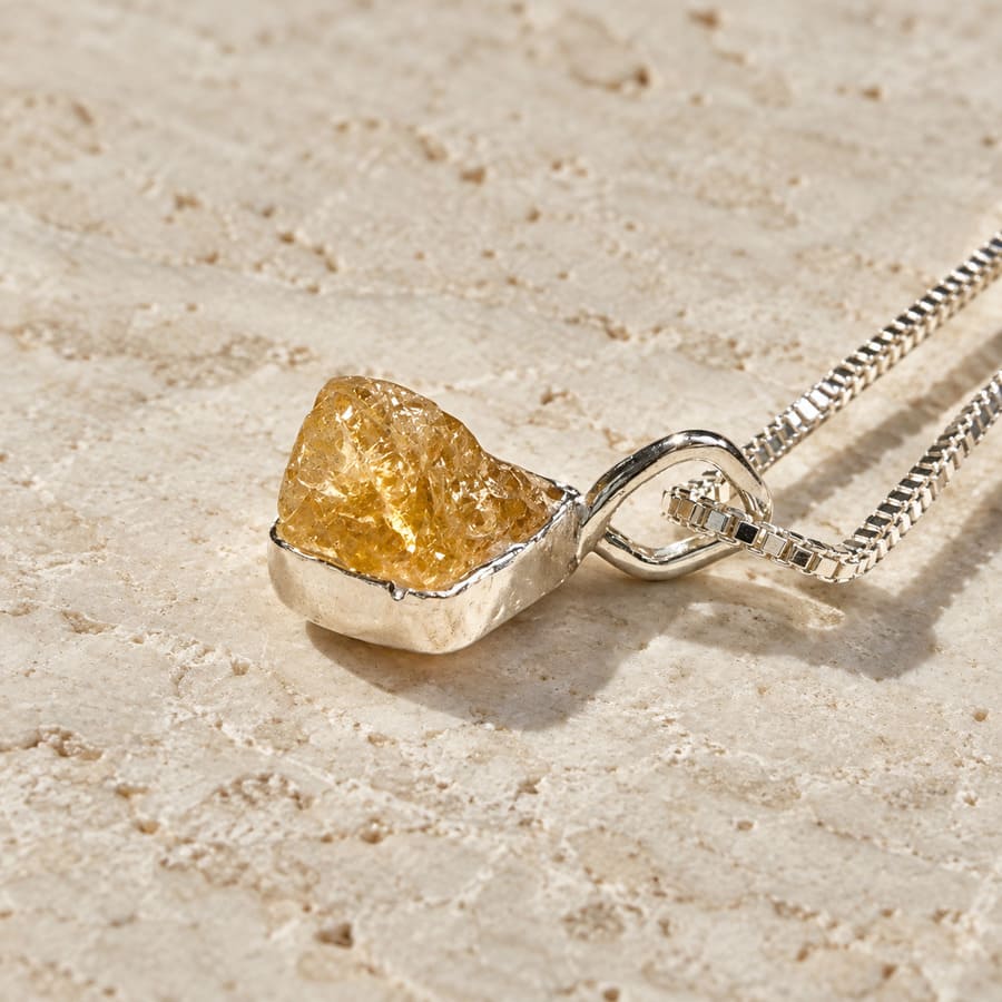 Colgante de Topacio Amarillo en Bruto de Plata 925 · <p class="p1">Colgante de Topacio Amarillo en Bruto de Plata 925 con cadena de 40 cm incluida. Una pieza única hecha a mano alrededor de un topacio imperial en bruto, cuya forma irregular hace que este colgante sea diferente a cualquier otro.</p> · Tienda de simple para ArteLovers Market Colgante de topacio imperial amarillo en bruto y Plata 925, Milagro Rousse