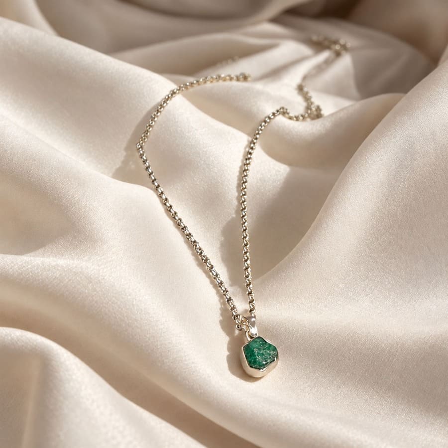 Colgante de Esmeralda en Bruto con Cadena de Plata 925 · <p class="p1"><span class="s1">Un pequeño colgante de esmeralda en bruto con cadena de plata 925 de 40 cm. Mide solo 8 × 8 mm y la piedra que aparece en las fotografías es exactamente la que recibirás.<b>a 925</b></span>, hecho a mano, ligero y discreto. Piedra de nacimiento de mayo, ideal como colgante pequeño para usar a diario o para hacer un regalo con significado.</p> · Tienda de simple para ArteLovers Market Colgante esmeralda en bruto, colgante verde, Milagro ROusse