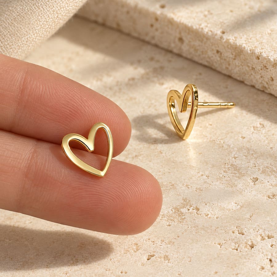 Pendientes de Corazón Abierto en Plata 925 · <p class="p1">Estos pendientes de corazón abierto tienen un tamaño de 1 cm y un acabado pulido que destaca su contorno. Están hechos en plata 925 y también puedes encargarlos con baño de oro amarillo o rosa. Un diseño sencillo para quienes prefieren las joyas pequeñas con una forma reconocible.</p> · Tienda de variable para ArteLovers Market Pendientes corazón abierto de plata 925, corazones con baño de oro, milagro rousse