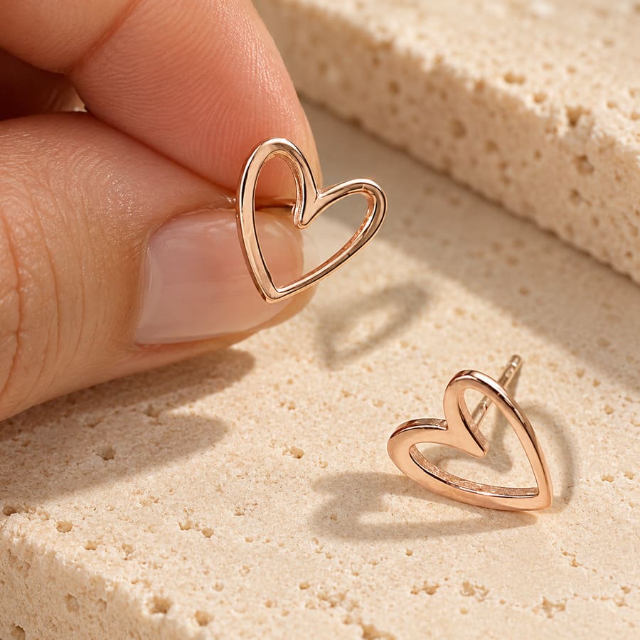 Pendientes de Corazón Abierto en Plata 925 · <p class="p1">Estos pendientes de corazón abierto tienen un tamaño de 1 cm y un acabado pulido que destaca su contorno. Están hechos en plata 925 y también puedes encargarlos con baño de oro amarillo o rosa. Un diseño sencillo para quienes prefieren las joyas pequeñas con una forma reconocible.</p> · Tienda de variable para ArteLovers Market Pendientes corazón abierto de plata 925, corazones de baño de oro rosado, milagro rousse