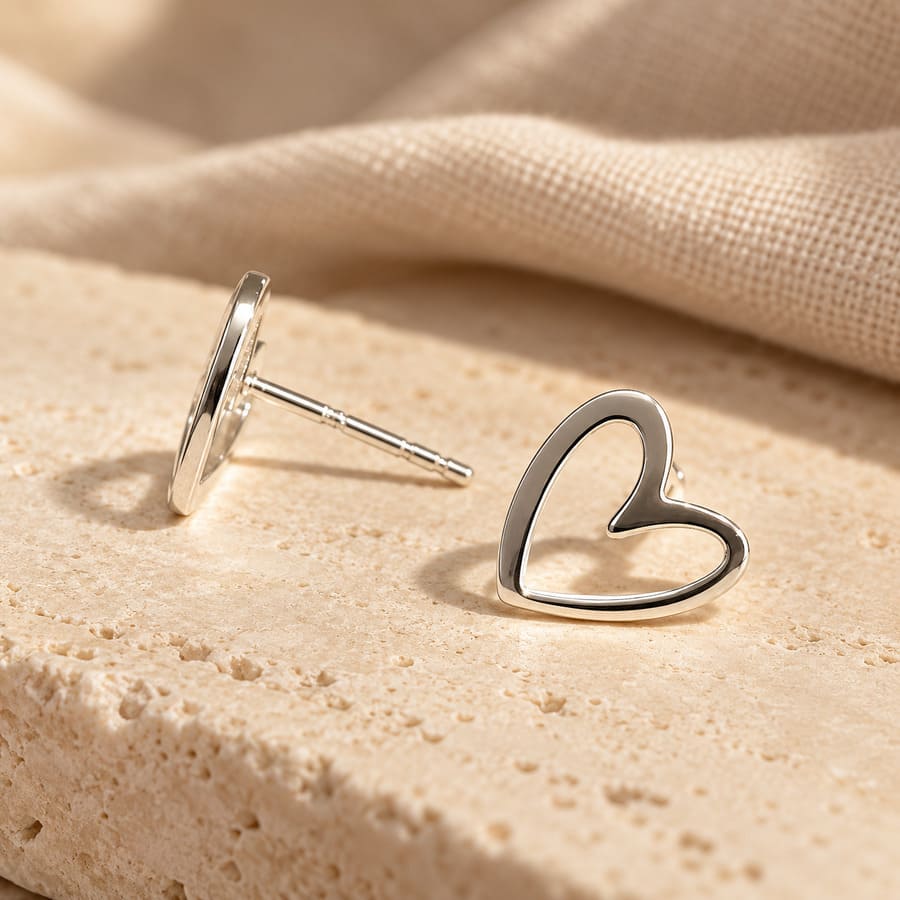 Pendientes de Corazón Abierto en Plata 925 · <p class="p1">Estos pendientes de corazón abierto tienen un tamaño de 1 cm y un acabado pulido que destaca su contorno. Están hechos en plata 925 y también puedes encargarlos con baño de oro amarillo o rosa. Un diseño sencillo para quienes prefieren las joyas pequeñas con una forma reconocible.</p> · Tienda de variable para ArteLovers Market Pendientes corazón abierto de plata 925, pendientes de plata pequeños, milagro rousse