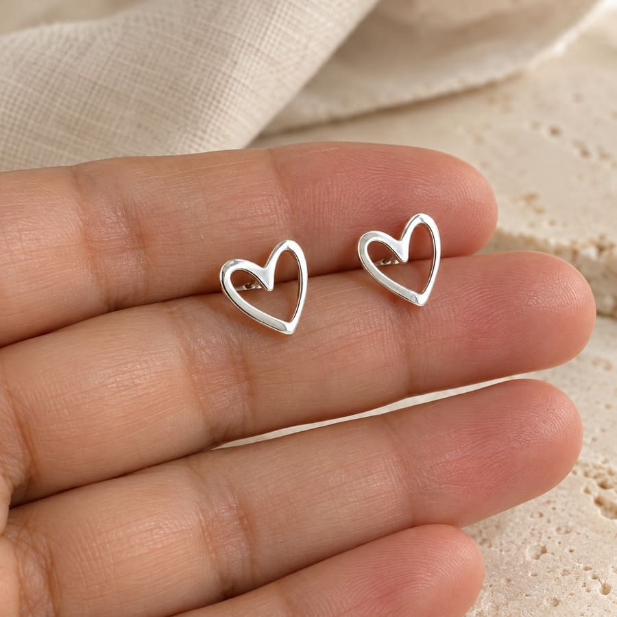 Pendientes de Corazón Abierto en Plata 925 · <p class="p1">Estos pendientes de corazón abierto tienen un tamaño de 1 cm y un acabado pulido que destaca su contorno. Están hechos en plata 925 y también puedes encargarlos con baño de oro amarillo o rosa. Un diseño sencillo para quienes prefieren las joyas pequeñas con una forma reconocible.</p> · Tienda de variable para ArteLovers Market Pendientes corazón abierto de plata 925, silueta de corazón, milagro rousse
